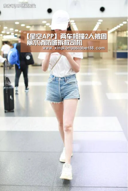 【星空APP】两车相撞2人被困 丽水消防破拆救司机(图2) 星空官网